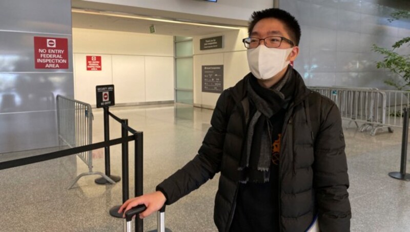 Ein aus Shanghai gelandeter Passagier am US-Flughafen San Francisco (Bild: The Associated Press)