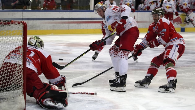 Mario Huber (Mitte) und die Bulls verloren gegen Bozen mit 2:3. (Bild: Andreas Tröster)