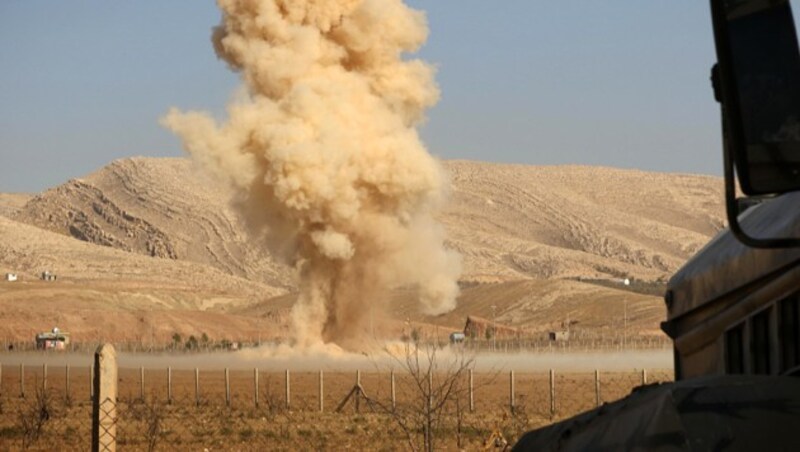 Kontrollierte Sprengung einer von irakischen Einsatzkräften entdeckten Landmine (Bild: AFP)