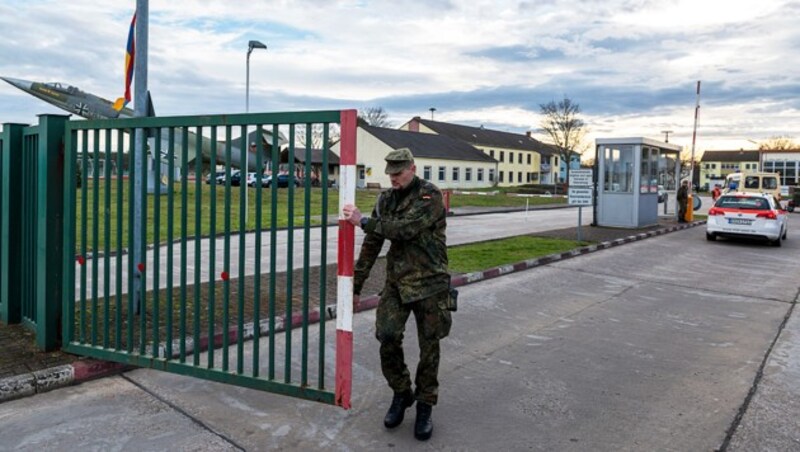 Die Passagiere wurden für eine zweiwöchige Quarantäne in einer Kaserne in Germersheim in Rheinland-Pfalz untergebracht. (Bild: AFP)