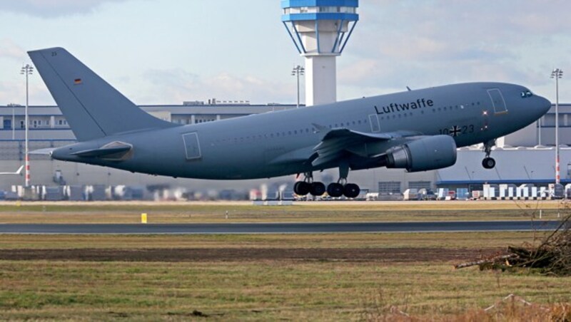 Der deutsche Airbus bei seinem Abflug am Freitag von Köln nach Wuhan (Bild: AFP)