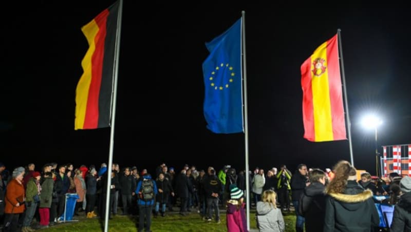 Etwa 300 Menschen fanden sich auf dem Feld in Gadheim ein (Bild: APA/dpa/Nicolas Armer)