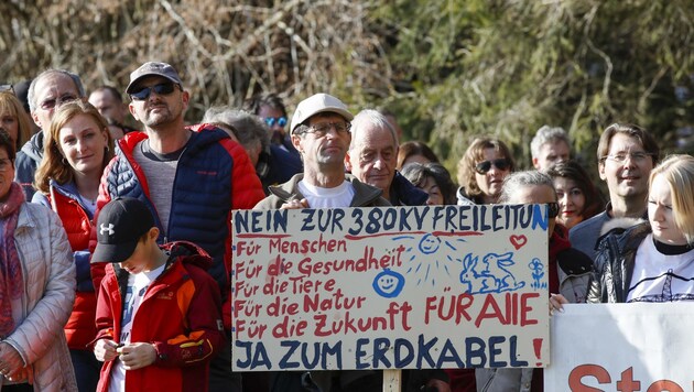 Die Demonstranten trugen lustige Plakate und ernste Mienen (Bild: Tschepp Markus)