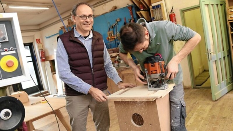 „Unsere Möbel werden aus heimischen Materialien von Handwerkern, die mit ihren Familien in der Oststeiermark leben, erzeugt“, bringt es Bernhard Lenz auf den Pluspunkt. (Bild: Christian Jauschowetz)