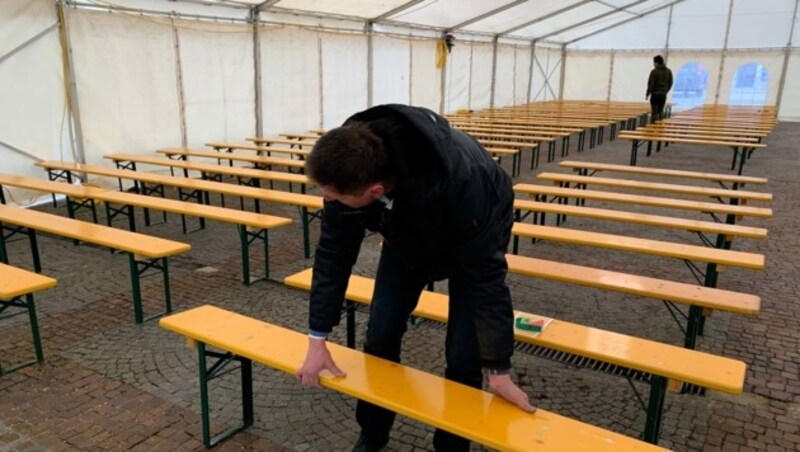 400 Gläubige verfolgen die Weihe im Zelt. (Bild: Referat für Stadtpastoral)