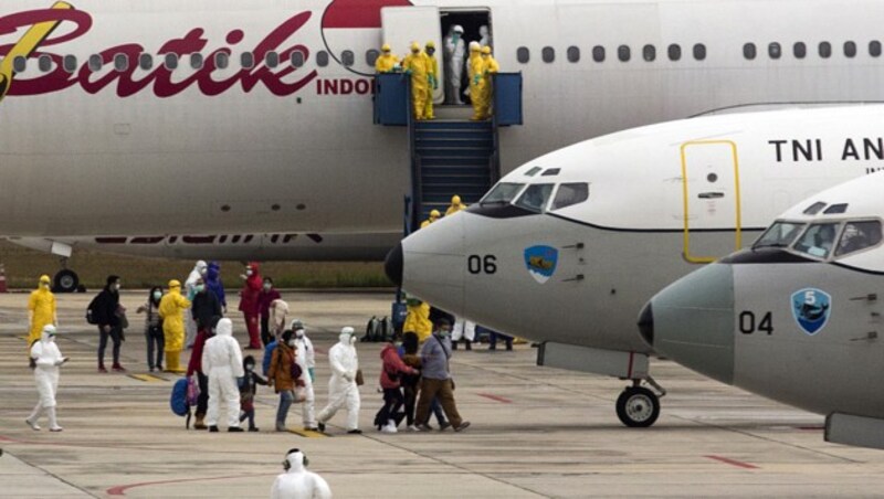 Indonesische Touristen werden aus Wuhan ausgeflogen. (Bild: AFP)