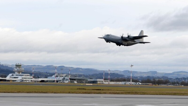 Die Hercules C-130 des Bundesheeres hebt in Linz Richtung Frankreich ab. (Bild: APA/WERNER KERSCHBAUMMAYR)