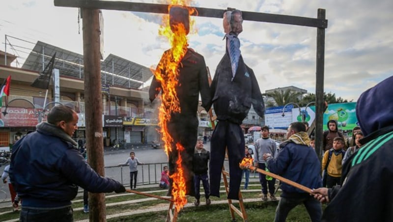 Brennende Abbilder von Trump und Netanyahu im Gazastreifen (Bild: AFP)