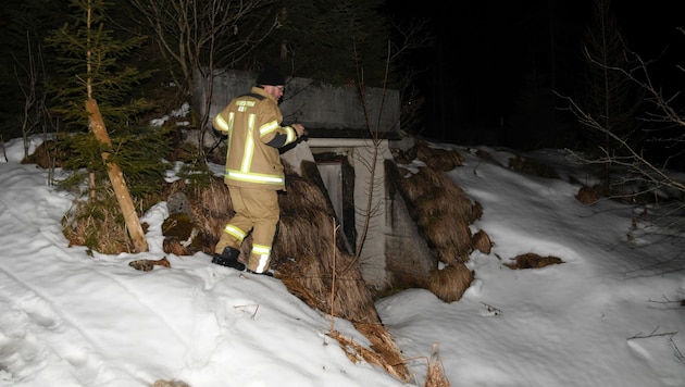 Mehrere Helfer, Einsatzfahrzeuge und Hunde suchten stundenlang im Dunkeln nach dem vermissten Jugendlichen, der die ganze Zeit bei einem Freund war. Seine Familie soll von einem Kriseninterventionsteam betreut worden sein. (Bild: ZOOM.TIROL)