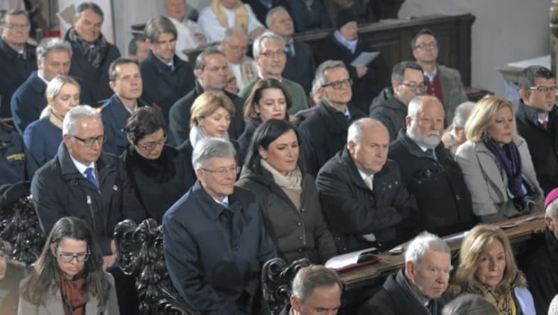 Ein Blick in die Reihen der 600 geladenen Festgäste im Dom: Auch die Politik wohnte der Weihe bei. (Bild: DIÖZESE/FERDINAND NEUMUELLER)