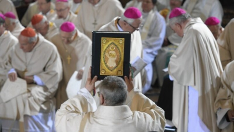 Das Evangeliar vor der Überreichung an den neuen, den 66. Kärntner Bischof. (Bild: DIÖZESE/FERDINAND NEUMUELLER)