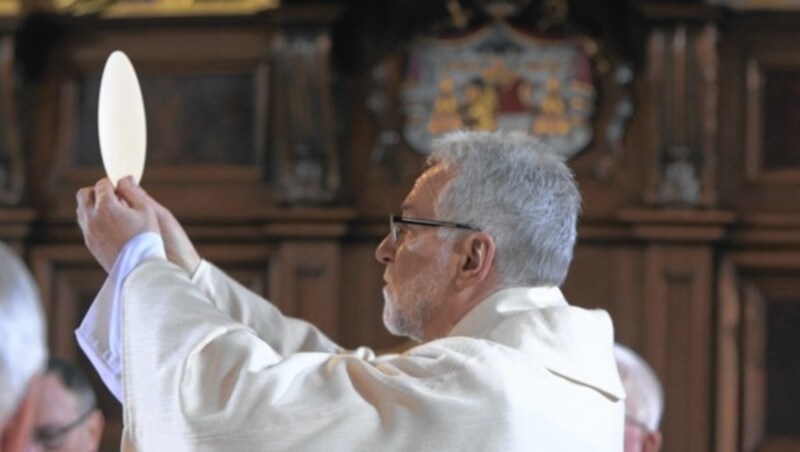 Die erste Handlung als neuer Kärntner Oberhirte: die Leitung der Eucharistiefeier. (Bild: DIÖZESE/FERDINAND NEUMUELLER)