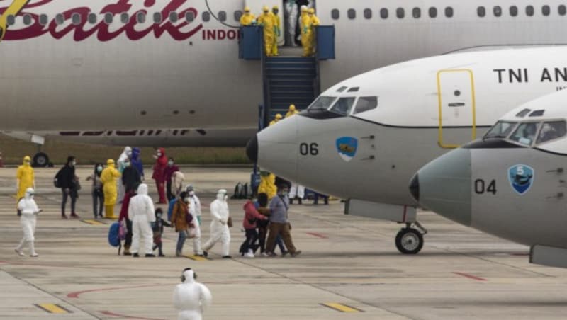 Passagiere aus Wuhan werden nach der Landung sofort in Quarantäne gebracht. (Bild: APA/AFP/Teguh PRIHATNA)