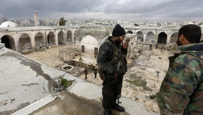 Pro-Assad-Milizen in der kürzlich zurückeroberten Stadt Maaret al-Numan (Bild: APA/AFP/LOUAI BESHARA)