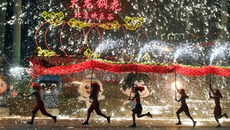 Schön fürs Auge, ansonsten wirkungslos: Ein Neujahrs-Feuerwerk in Peking (Bild: APA/AFP/GREG BAKER)