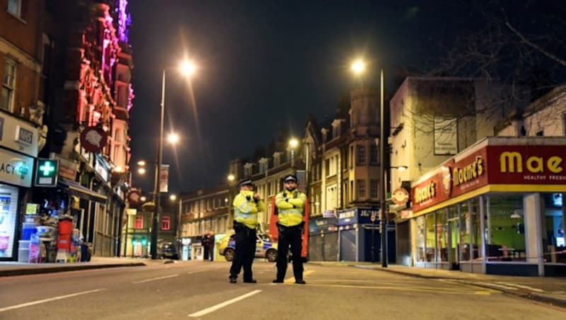 Polizisten am Tatort in Streatham im Süden Londons (Bild: ASSOCIATED PRESS)