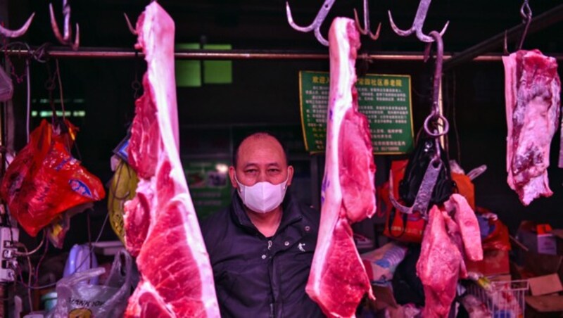 Ein Fleischhändler auf einem Markt in Wuhan (Bild: APA/AFP/HECTOR RETAMAL)