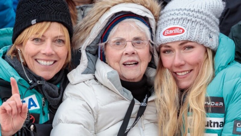 Oma Pauline Condron, flankiert von Eileen und Mikaela Shiffrin (Bild: APA/EXPA/JOHANN GRODER)