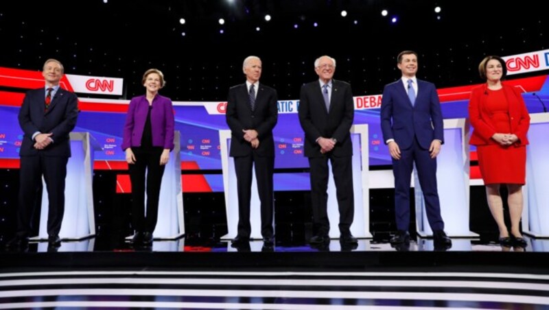 Die aussichtsreichsten Kandidaten auf die Nominierung (v.l.:) Tom Steyer, Elizabeth Warren, Joe Biden, Bernie Sanders, Pete Buttigieg und Amy Klobuchar (Bild: AP)