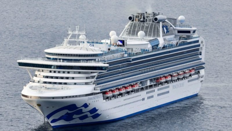 Ein bereits von Bord gegangener Passagier wurde positiv auf das Virus getestet, nun müssen alle an Bord der Diamond Princess überprüft werden. (Bild: AP)