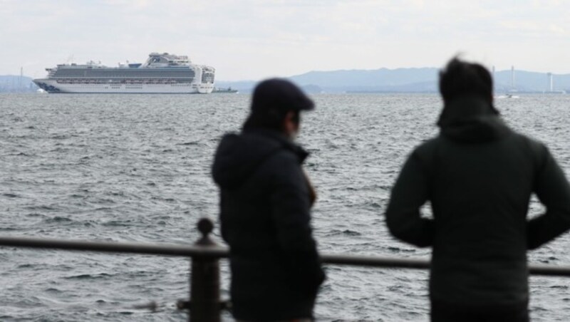 Die Ankunft des Kreuzfahrtschiffs im Hafen von Yokohama verzögert sich etwas. (Bild: APA/AFP/Behrouz MEHRI)