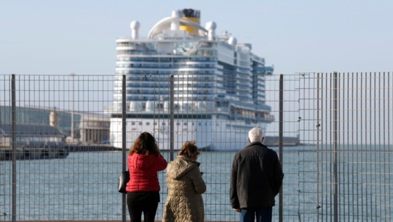 Menschen an Bord der Costa Smeralda waren einen Tag an Bord ihres Kreuzfahrtschiffs gefangen. (Bild: APA/AFP/Filippo Monteforte)