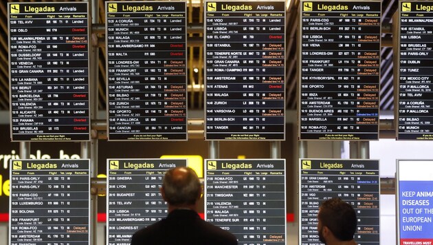 Zahlreiche Flüge mussten in Madrid wegen der Drohnen-Sichtung verschoben werden. (Bild: AP)