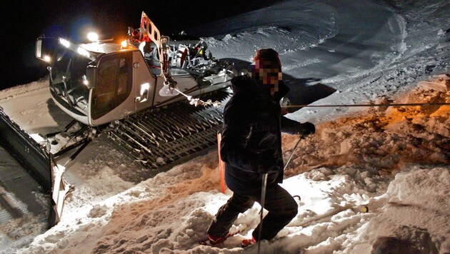 Pistengeräte werden beim Präparieren von Abfahrten in den Skigebieten - wie hier auf der Petzen - an ein dickes Stahlseil gehängt, damit sie in steilem Gelände nicht abrutschen können. (Bild: Hannes Wallner)