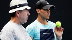 Günter Bresnik (li.) entdeckte einst Österreichs Tennis-Star Dominic Thiem und führte den Niederösterreicher an die absolute Weltspitze heran. (Bild: GEPA)