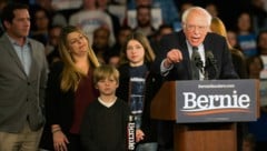 Bernie Sanders erklärte sich bereits zum Sieger der Vorwahlen in Iowa und berief sich dabei auf eigene Zahlen. (Bild: AFP)