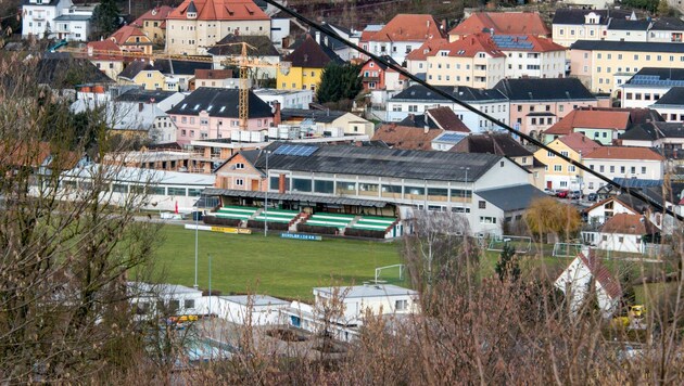 Der Fußballplatz in Kremsmünster ist nicht mehr zeitgemäß, die Suche nach einem neuen Standort gestaltet sich schwierig. (Bild: Haijes Jack)