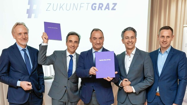 Sichtlich stolz: Günter Riegler, Siegfried Nagl, Mario Eustacchio, Kurt Hohensinner und Armin Sippel (von links). (Bild: Stadt Graz/Foto Fischer)