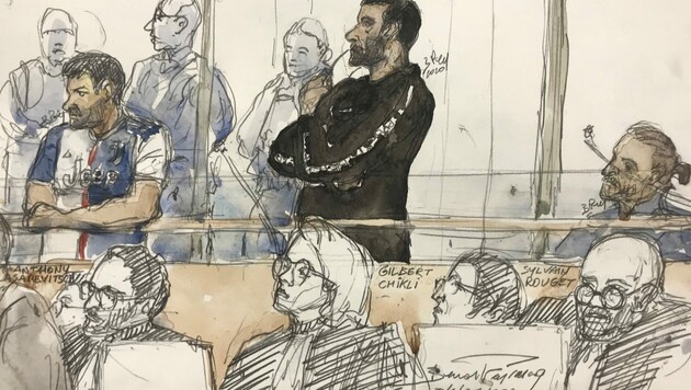 Eine zeichnerisch festgehaltene Szene aus dem Gerichtsprozess am Dienstag in Paris. (Bild: AFP)