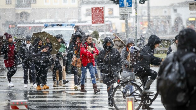 In der Stadt waren vor allem Regenschirme gefragt. (Bild: Tschepp Markus)