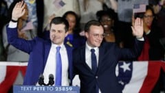 Pete Buttigieg mit seinem Ehemann Chasten in Iowa (Bild: APA/AFP/GETTY IMAGES/Tom Brenner)