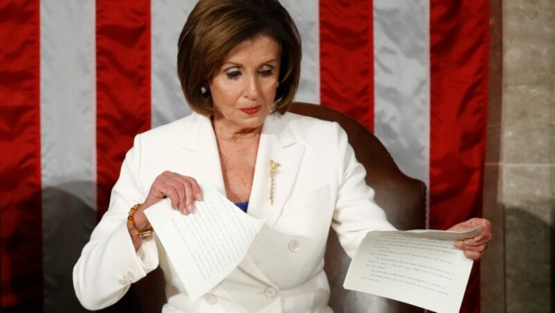 Demokraten-Führerin Nancy Pelosi meinte nach dem medienwirksamen Zerreißen des Manuskripts: „Das war noch das Höflichste, was ich tun konnte.“ (Bild: AP)