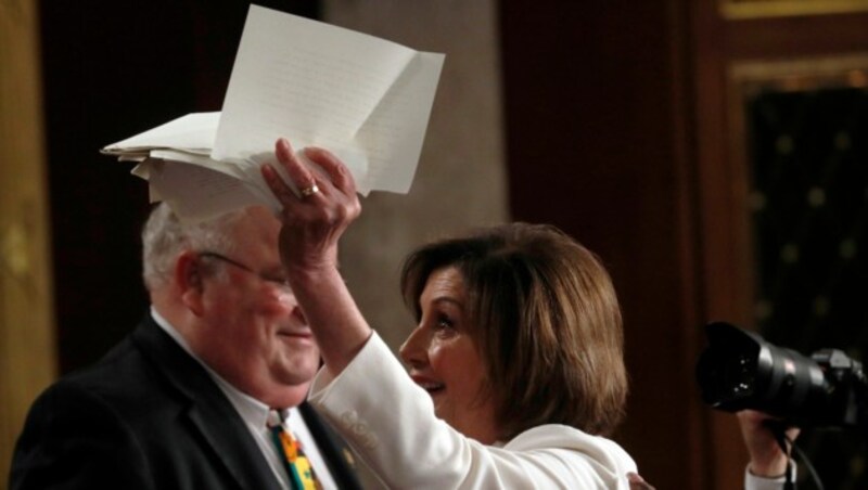 Stolz präsentierte Pelosi nach vollbrachter Tat die zerrissenen Seiten. (Bild: APA/AFP/GETTY IMAGES/POOL)