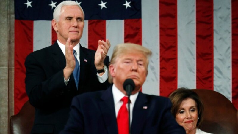 Während Vizepräsident Mike Pence im Hintergrund applaudiert, verzieht Pelosi lediglich das Gesicht. (Bild: APA/AFP/GETTY IMAGES/POOL)