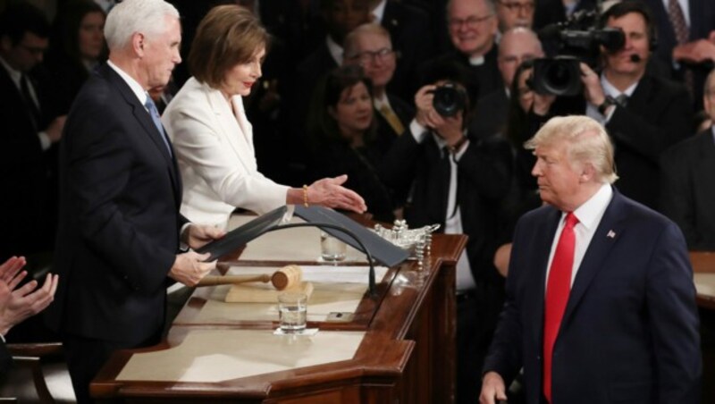 Ignoriert oder einfach übersehen? Kein Handshake zwischen Pelosi und Trump (Bild: APA/AFP/GETTY IMAGES/Drew Angerer)