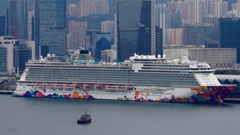 Mehr als 1800 Menschen an Bord der „World Dream“ stehen nun in Hongkong unter Quarantäne. (Bild: AP)