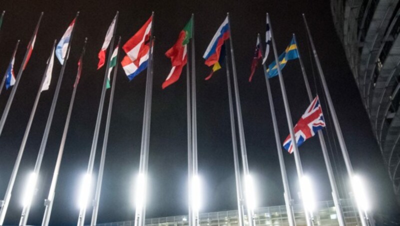 Union Jack auf halbmast: Auch wegen des Austritts des Vereinigten Königreichs fordert das EU-Parlament mehr Geld von den Mitgliedsstaaten. (Bild: AFP)