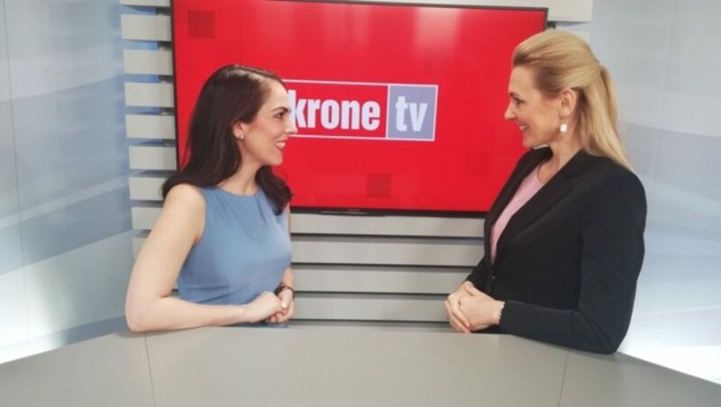 Ministerin Christine Aschbacher im krone.tv-Talk mit Moderatorin Damita Pressl (Bild: krone.tv)