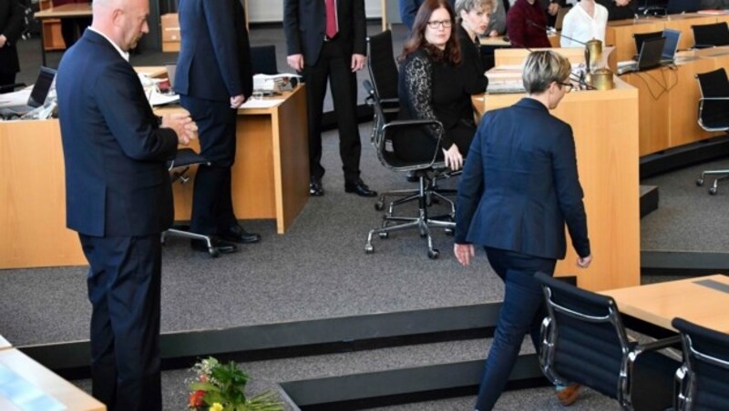 Aus Protest gegen die Wahl von Thomas Kemmerich (FDP) hat Linke-Landeschefin Susanne Hennig-Wellsow ihm einen Blumenstrauß vor die Füße geworfen. (Bild: (c) dpa-Zentralbild)