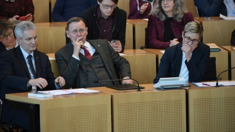 Bodo Ramelow (Mitte) und Susanne Hennig-Wellsow (rechts) (Bild: APA/AFP/Jens Schlueter)