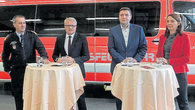 Branddirektor Puchner, Stadtchef Luger, Sicherheitsstadtrat Raml und Personaldirektorin Schmidsberger. (v.l.) (Bild: SYSTEM)