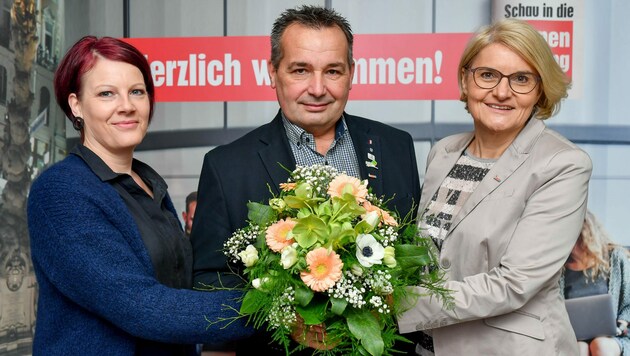 Blumen stehen zum Valentinstag hoch im Kurs, so Elke Lumetsberger, Wolfgang Meier und Maria Klimitsch (r.). (Bild: Harald Dostal)