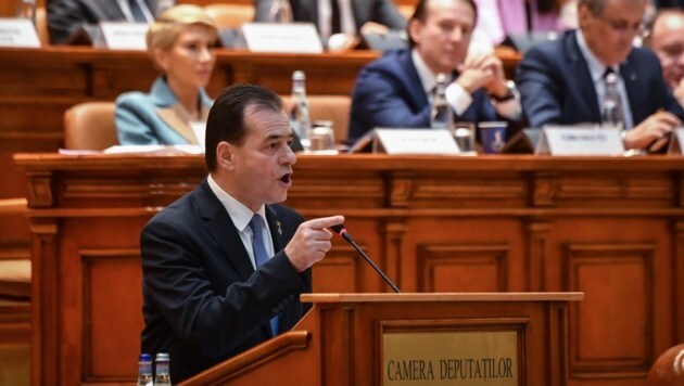 Ludovic Orban spricht im rumänischen Parlament. (Bild: AFP)