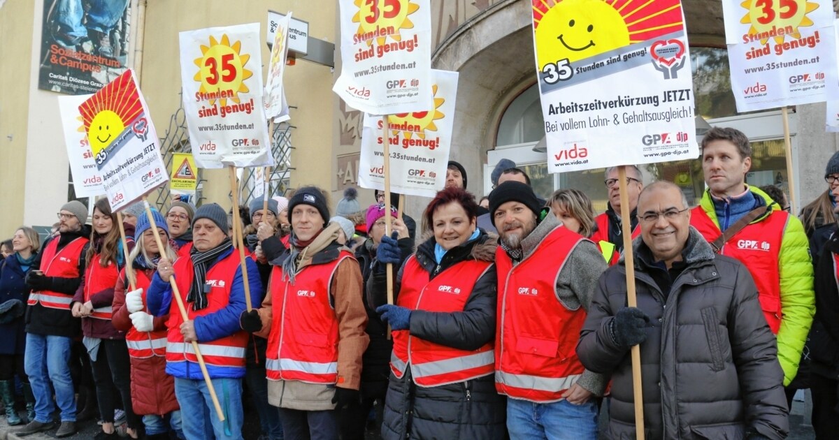 Streikdrohung - Pfleger Gehen Für 35-Stunden-Woche Auf Die Straße ...