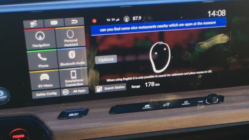 Im Honda e hat der Sprachassistent sogar ein Gesicht (Bild: Stephan Schätzl)