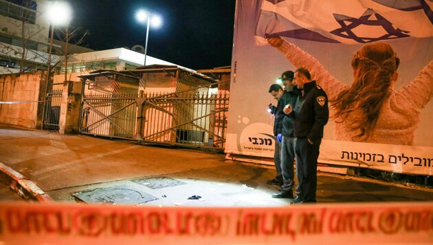 Im Stadtzentrum von Jerusalem ist ein Auto in eine Menschenmenge gerast, dabei wurden mindestens zwölf Menschen verletzt. (Bild: AFP)